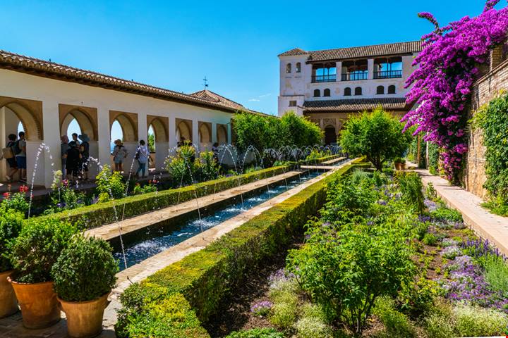 Questa città-palazzo è tra i posti più visitati della Spagna: è in Andalusia ma sembra di essere a Marrakech