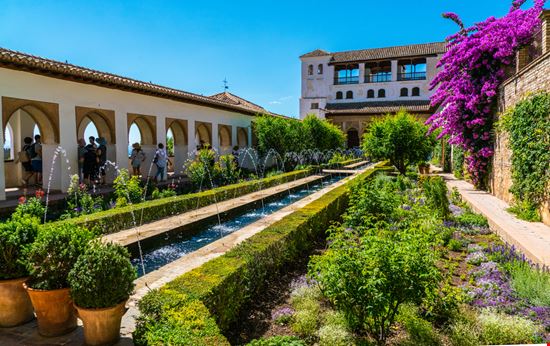 Alhambra Alhambra Ivo Antonie de Rooij / Shutterstock.com 