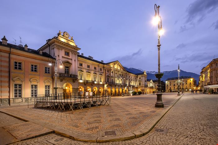 Piazza Chanoux - Piazza Chanoux - Massimo Santi / Shutterstock.com
