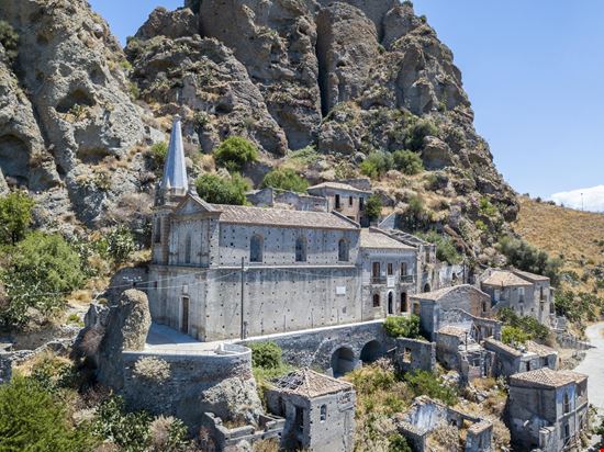 Pentedattilo Il borgo fantasma della Calabria stock.adobe.com 