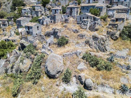 Pentedattilo Il borgo fantasma della Calabria stock.adobe.com 