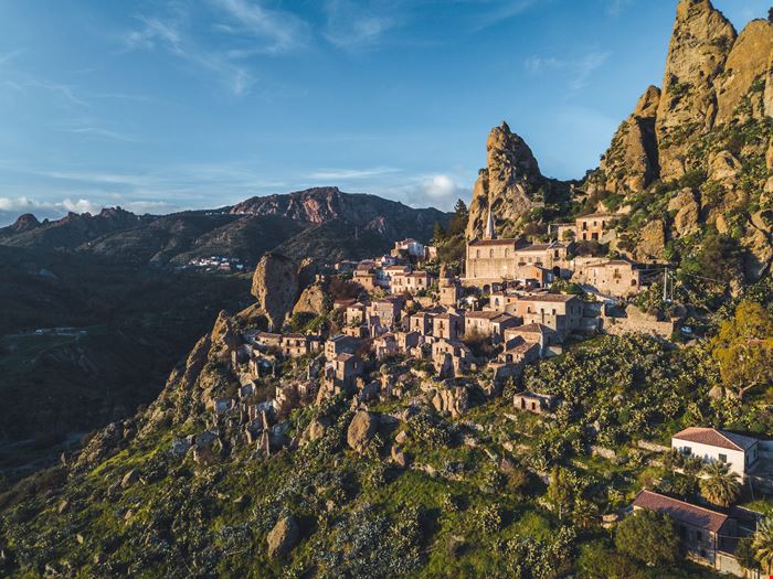 Pentedattilo, la mano del gigante - Il borgo fantasma della Calabria - stock.adobe.com
