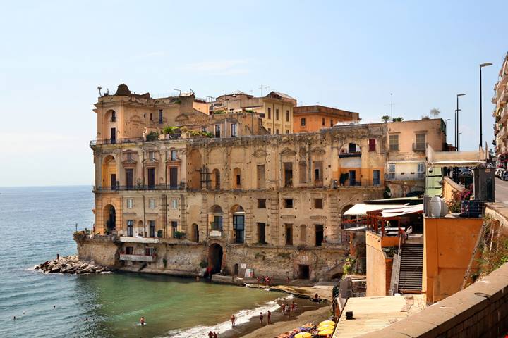 Quali sono le spiagge urbane più belle d'Italia? Sembrano tropicali ma sono a due passi dal centro città