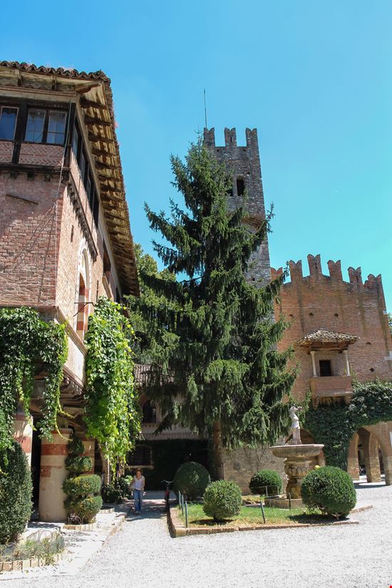 Grazzano Visconti Grazzano Visconti NickNick_ko - Istockphoto.com 