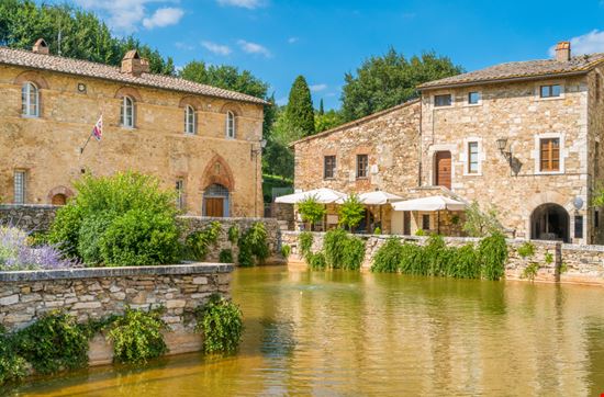 Bagno Vignoni Il borgo delle terme in Val d'Orcia Shutterstock.com 