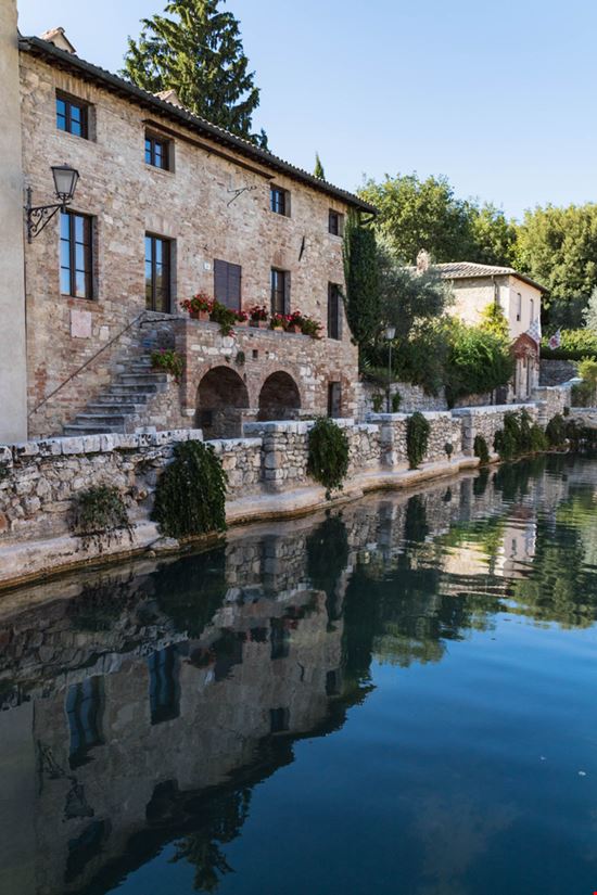 Bagno Vignoni Il borgo delle terme in Val d'Orcia Shutterstock.com 