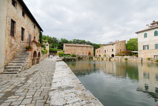 Bagno Vignoni Il borgo delle terme in Val d'Orcia Shutterstock.com 
