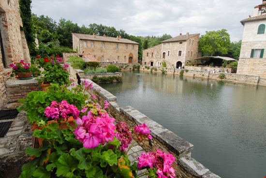 Bagno Vignoni Il borgo delle terme in Val d'Orcia Shutterstock.com 