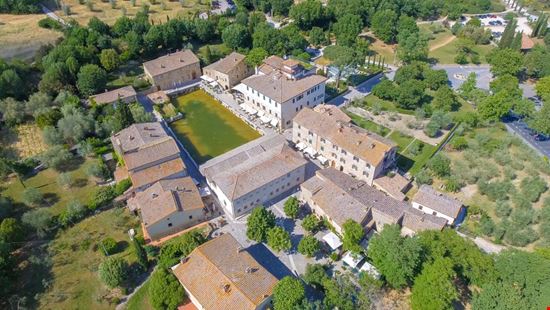 Bagno Vignoni Il borgo delle terme in Val d'Orcia Shutterstock.com 