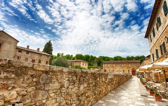 Bagno Vignoni Il borgo delle terme in Val d'Orcia Shutterstock.com 