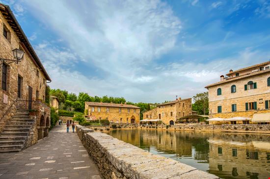 Bagno Vignoni Il borgo delle terme in Val d'Orcia Shutterstock.com 