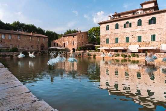 Bagno Vignoni Il borgo delle terme in Val d'Orcia Shutterstock.com 