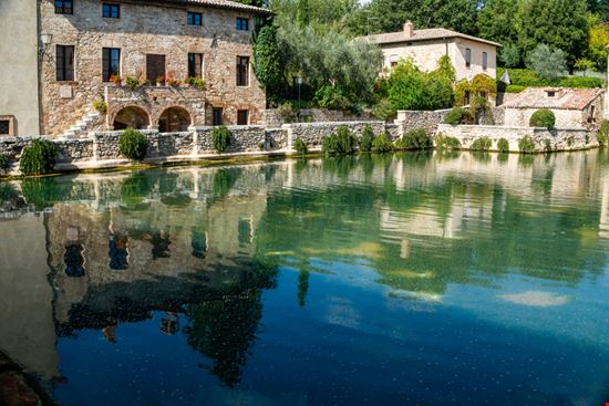 Bagno Vignoni Il borgo delle terme in Val d'Orcia Shutterstock.com 
