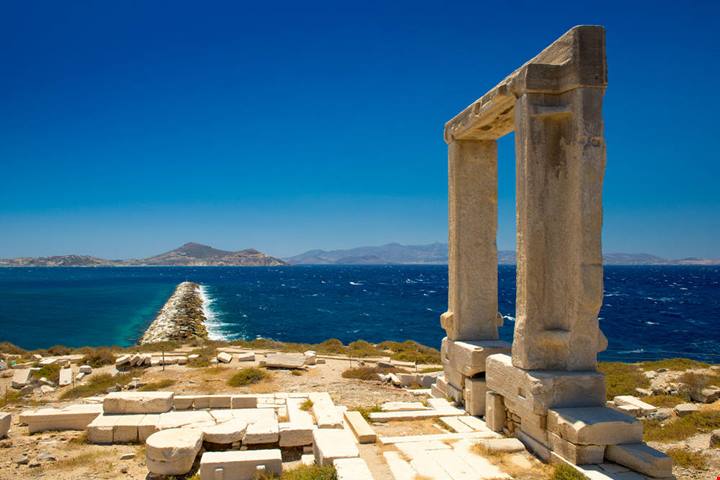 Delle 7000 isole della Grecia, questo tesoro di spiagge e borghi bianchissimi svolterà la tua vacanza d'estate