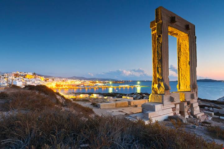 Delle 7000 isole della Grecia, questo tesoro di spiagge e borghi bianchissimi svolterà la tua vacanza d'estate
