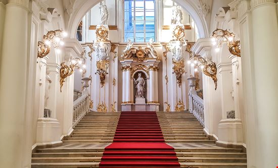 San Pietroburgo Hermitage Anna Pakutina / Shutterstock.com 