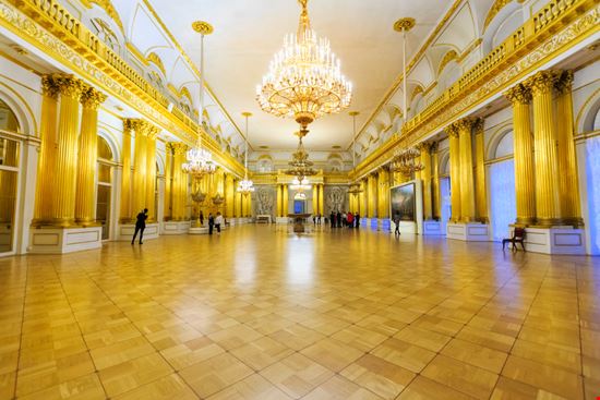 San Pietroburgo Hermitage witaya ratanasirikulchai / Shutterstock.com 