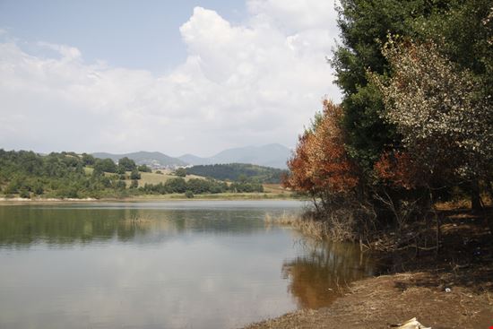 Lago di Canterno Scatti del lago Serena_Fr - Shutterstock.com 