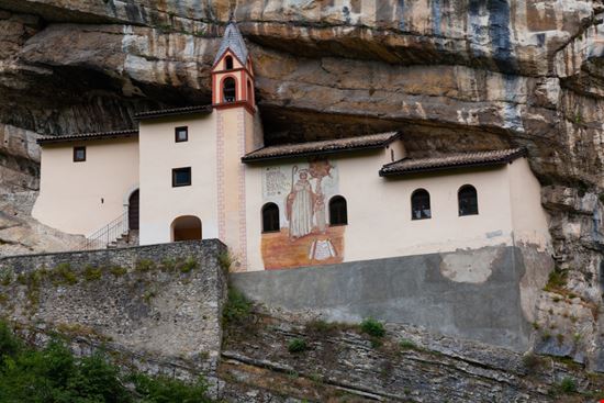 Eremo di San Colombano L'eremo nella roccia del Trentino Alto Adige liquid studios - Shutterstock.com 