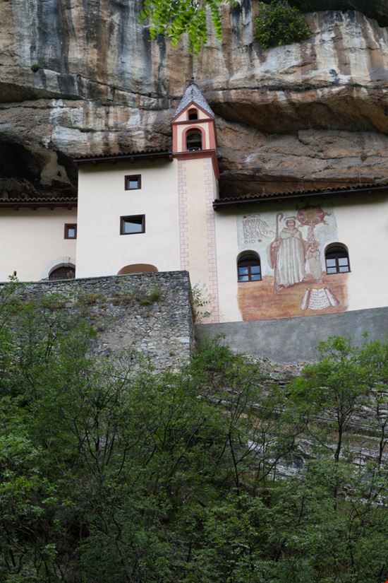 Eremo di San Colombano L'eremo nella roccia del Trentino Alto Adige liquid studios - Shutterstock.com 