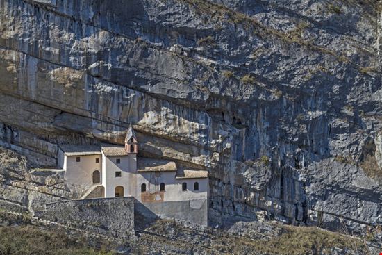 Eremo di San Colombano L'eremo nella roccia del Trentino Alto Adige Eder - Shutterstock.com 
