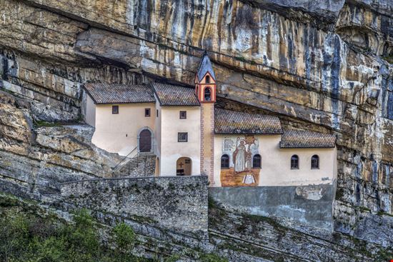 Eremo di San Colombano L'eremo nella roccia del Trentino Alto Adige Luca Giubertoni - Shutterstock.com 