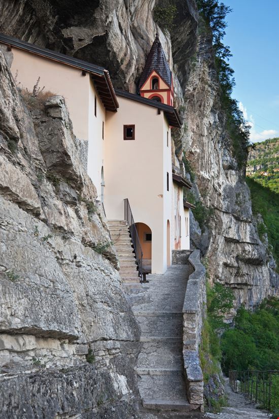 Eremo di San Colombano L'eremo nella roccia del Trentino Alto Adige Ssnowball - Shutterstock.com 