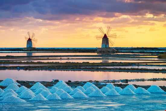 Trapani Le saline e i mulini Roman Babakin - Shutterstock.com 