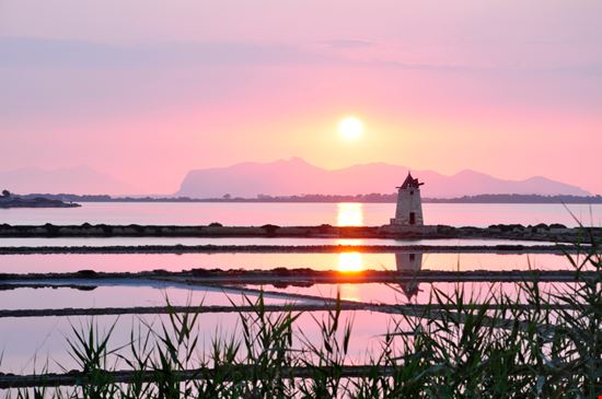 Trapani Le saline e i mulini Trinacria - Shutterstock.com 