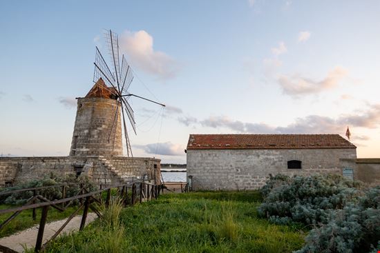 Trapani Le saline e i mulini Mino Surkala - Shutterstock.com 