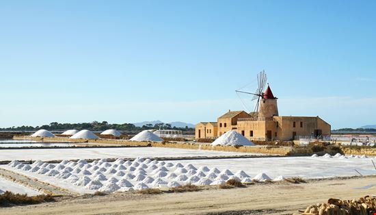 Trapani Le saline e i mulini Jenny Sturm - Shutterstock.com 