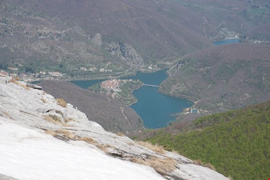 lago di vagli Il lago del mistero in Garfagnana EmAlvin - Shutterstock.com 