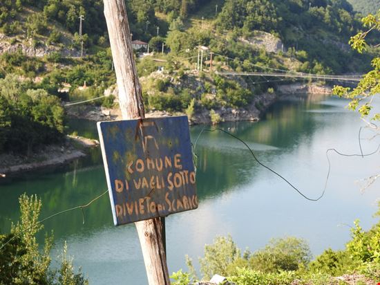 lago di vagli Il lago del mistero in Garfagnana Drevs / Shutterstock.com 