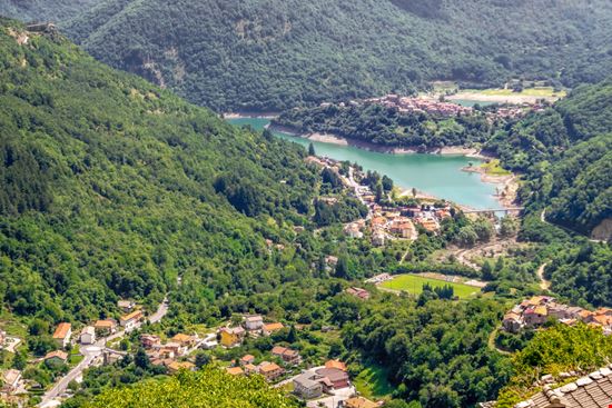 lago di vagli Il lago del mistero in Garfagnana Sarah2 - Shutterstock.com 
