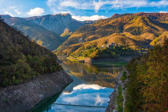 lago di vagli Il lago del mistero in Garfagnana Andrea Bonfanti - Shutterstock.com 