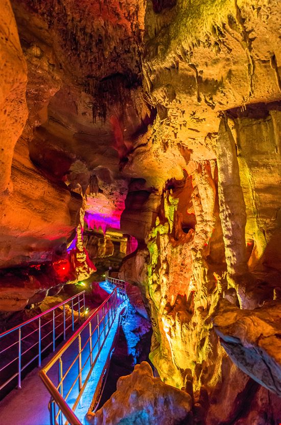 Grotta del Flauto di Canne Grotta del Flauto di Canne Leonid Andronov - Shutterstock.com 