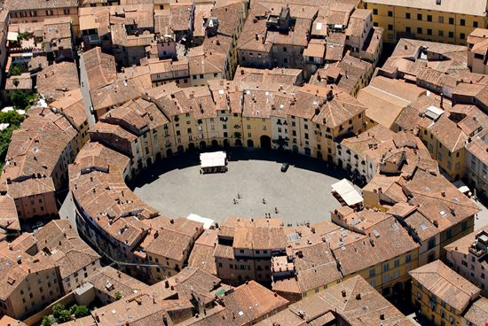 Anfiteatro Square Lucca stock.adobe.com 