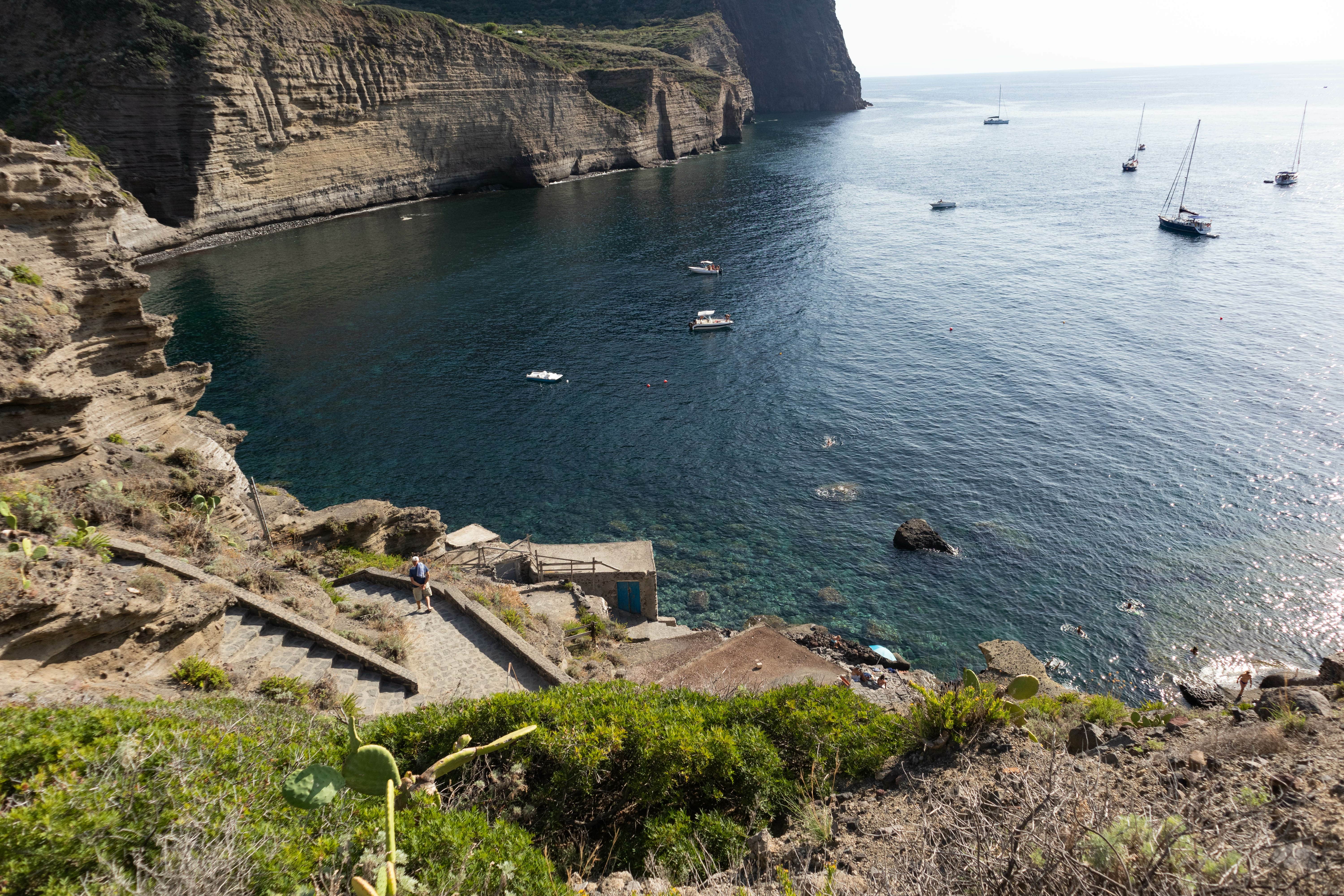 Dalla spiaggia-cratere alla scalinata bianca sul mare: sono queste le 10 spiagge da non perdere quest'estate in Sicilia