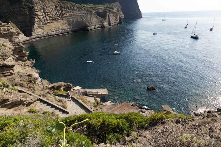 Dalla spiaggia-cratere alla scalinata bianca sul mare: sono queste le 10 spiagge da non perdere quest'estate in Sicilia