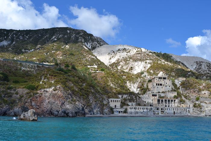 Pollara - La 'spiaggia-cratere' in Sicilia - stock.adobe.com
