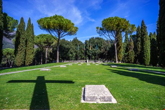 Cimiteri di Guerra Cimiteri di Guerra 1234zoom - Shutterstock.com 