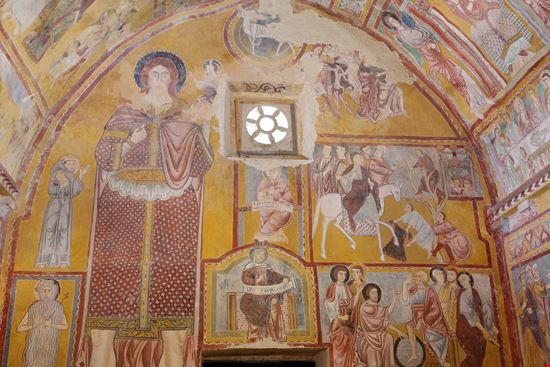 chiesa di Bominaco chiesa di Bominaco trotalo - Shutterstock.com 
