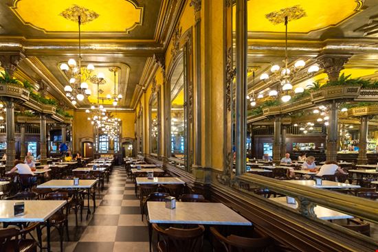 Café Iruña Café Iruña Alberto Loyo - Shutterstock.com 