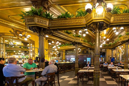 Café Iruña Café Iruña Alberto Loyo - Shutterstock.com 