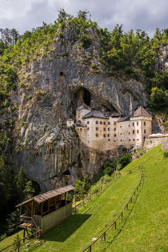 castello di Predjama castello di Predjama Shutterstock.com 