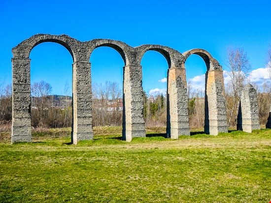 Acquedotto romano Acquedotto romano s74 - Shutterstock.com 