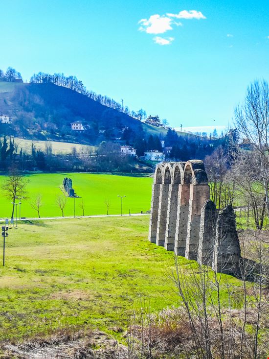 Acquedotto romano Acquedotto romano s74 - Shutterstock.com 