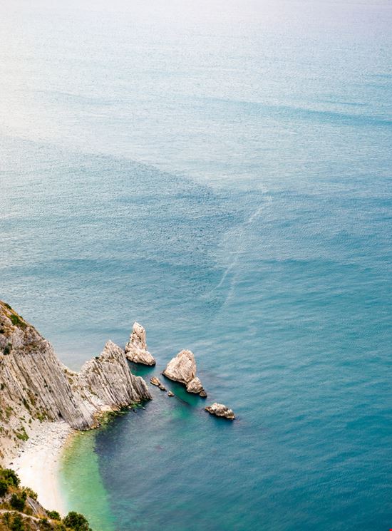 Numana Spiaggia le due Sorelle Jan Cattaneo / Shutterstock.com 