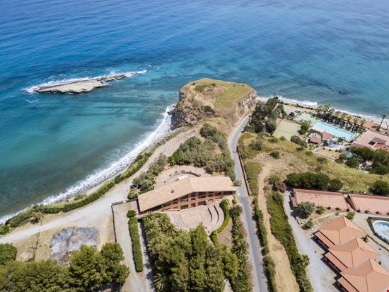 Spiaggia di S. Irene e Scoglio della Galera Spiaggia di S. Irene e Scoglio della Galera Naeblys - Shutterstock.com 