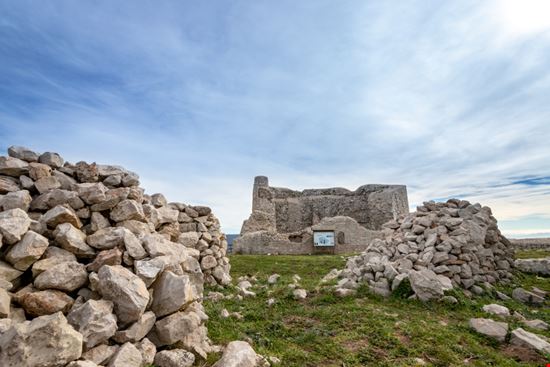 Castel Pagano Castel Pagano Giuma / Shutterstock.com 